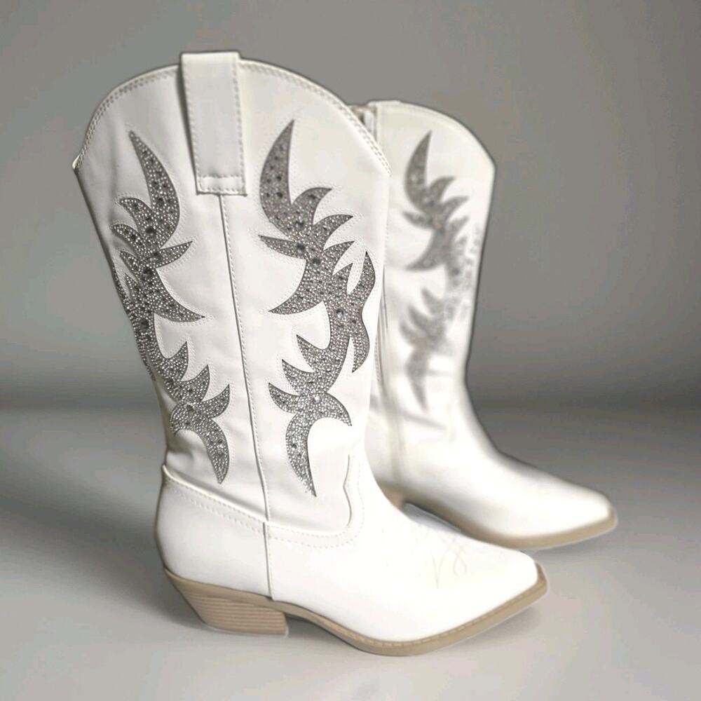 Betsy Johnson ALIZA Bridal Western Rhinestone White Boots 7.5 Discontinued Chic